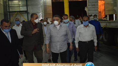 توفير أتوبيسات وإقامة مجانية لهم بالغردقة.. محافظ البحر الأحمر يستقبل 150 عائداً من السعودية بسفاجا (صور)