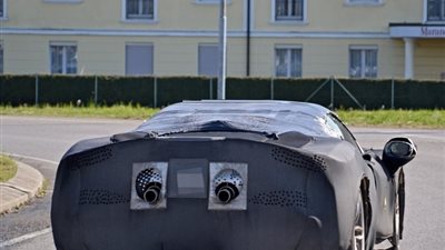 ظهور فيراري SF90 Stradale سبايدر بتمويهات خفيفة أثناء اختباراتها (صور)