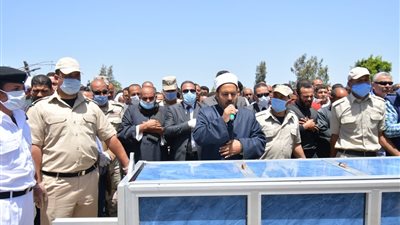 أهالي كفرالدوار يشيعون جثمان شهيد بئر العبد لمثواه الأخير (صور)