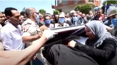 فيديو مؤثر.. لحظة توديع والدة شهيد بحادث بئر العبد لجثمانه