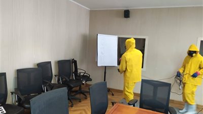 بالصور.. وزارة الصناعة تواصل إجراءات التعقيم الأسبوعية للوقاية من