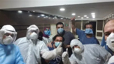 بالصور.. فرحة العاملين بمستشفيات عزل الدقهلية بتعافي 16 مصابا بالكورونا