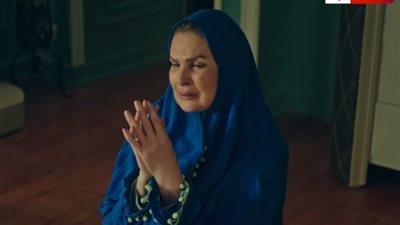 بعد حرمانية قراءة الفنجان.. يسرا تلجأ للصلاة من أجل ابنها