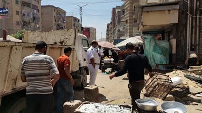 رئيس مدينة كفرالشيخ يترأس حملة لرفع الإشغالات وفض الأسواق (صور)