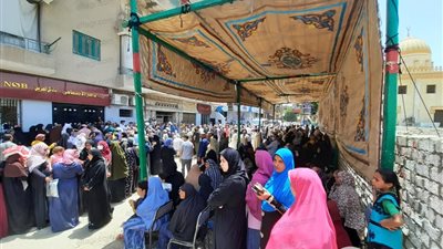 رغم التحذيرات من خطورة التجمعات.. زحام وتكدس أصحاب المعاشات أمام بنك ناصر ببني سويف.. والشرطة تتدخل (فيديو)