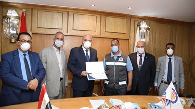 لنقلهم مصابي كورونا.. محافظ قنا يكرم عددا من العاملين بهيئة الإسعاف