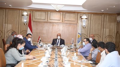 محافظ قنا: دعم مستشفى الحميات بأجهزة ومستلزمات طبية