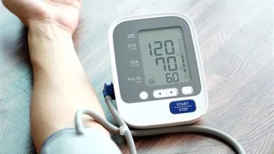 كيف تقيس ضغط الدم بشكل صحيح؟.. استشاري أمراض القلب يجيب