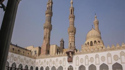 الأزهر يوضح حكم الصلاة بالمنازل خلف البث المباشر (فيديو)