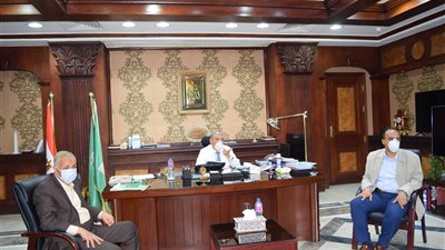 الهيئة الإنجيلية تسلم محافظة المنيا مطهرات ومعقمات (صور)