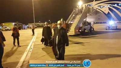 وصول 104 من المصريين العالقين في الهند (صور)