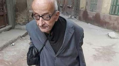 طبيب الغلابة يبكي ويروى أسباب حبه للفقراء (فيديو)