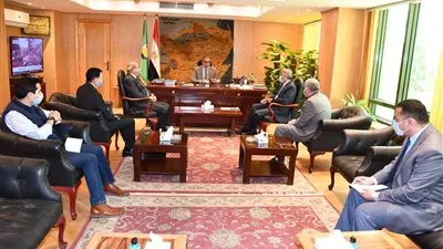 محافظ الفيوم ورئيس هيئة تنمية الصعيد يستعرضان تطوير المشروعات الإنتاجية