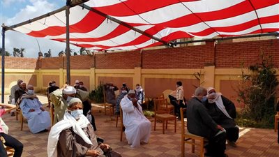 انتظام صرف المعاشات وجهود مكثفة لتعقيم المنافذ بالبحيرة (صور)