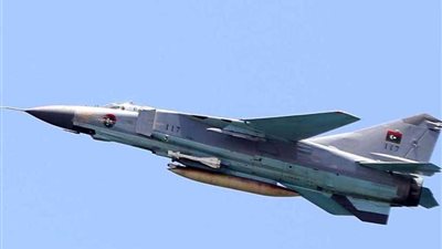 الجيش الليبي يقصف مخزنا للذخيرة في الكلية الجوية بمصراتة