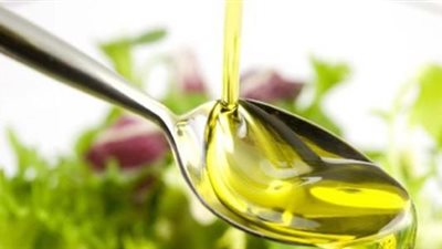 باحثة: تناول معلقة واحدة من زيت الزيتون يساوي رغيف خبز(فيديو)