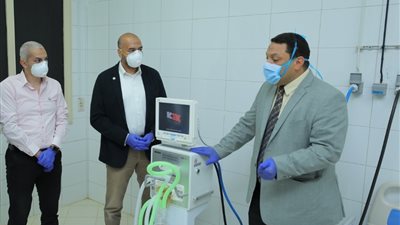 موانئ دبي العالمية تتبرع بجهازي تنفس صناعي لمستشفى السويس العام