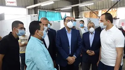 خلال زيارته القليوبية: رئيس الوزراء يتفقد مصنعًا للملابس الجاهزة يصنع الملابس الطبية والكمامات