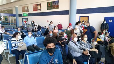 مطار مرسى علم يستقبل 298 عالقا في أمريكا (صور)