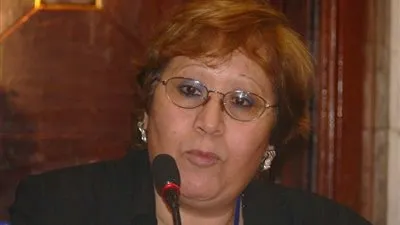 أستاذ إعلام تناشد بالتوعية بخطورة كورونا من خلال الاتصال المباشر (فيديو)