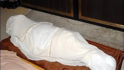 هل يجوز للإبن أن يغسل أمه؟.. أمين الفتوى يجيب! (فيديو)