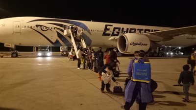 وصول 233 من المصريين العالقين في لندن لمطار مرسى علم الدولي (صور)