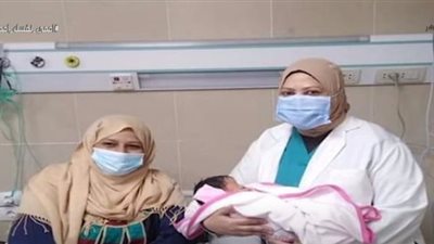 سيدة تطلق اسم ممرضة على مولدتها تقديراً للأطقم الطبية (فيديو) 