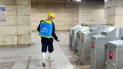 المترو يواصل تعقيم وتطهير المحطات والقطارات ضد كورونا