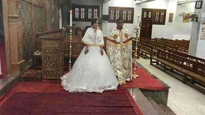 مراسم سر الزيجة المقدس في كنيسة الأنبا شنودة بساحل طهطا في سوهاج بحضور ٦ أفراد (صور)