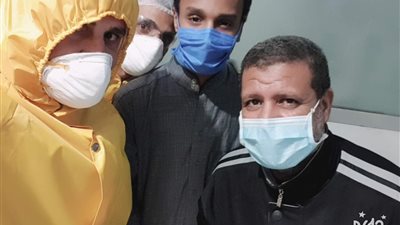 الطاقم الطبي بمستشفى حميات الغردقة يلتقط صورًا تذكارية مع شفاء أول حالتين كورونا (صور)