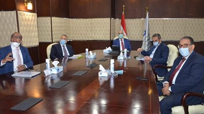 وزير الإسكان يستعرض المشروعات التجارية بالعاشر من رمضان (صور)