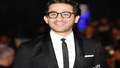 بعد غياب 20 عام.. أحمد حلمي يعود للمسرح مرة أخرى بقصة فيلمه 