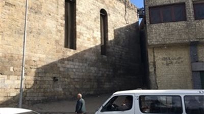 نفتح ملف مبنى متعد على سور مجرى العيون.. والسؤال متى ستتم الإزالة؟ 