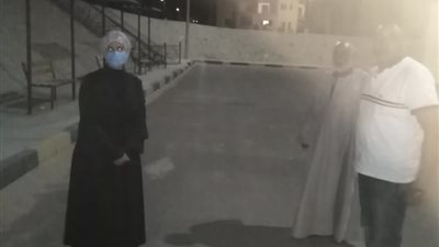 استمرار صيانة أعمدة الإنارة وتغير الكشافات التالفة نتيجة الأمطار والعواصف بسفاجا (صور)