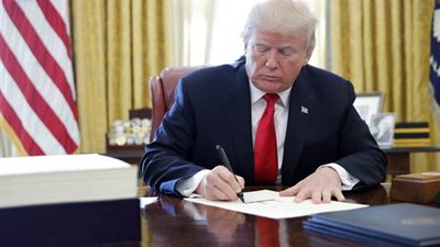 ترامب يوقع الأمر التنفيذي الخاص بمواقع التواصل الاجتماعي
