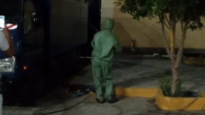 سفاجا تواصل أعمال الرش والتعقيم المسائية وتطهير مباني 