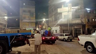 تكثيف أعمال رش وتطهير الشوارع بعد ارتفاع عدد إصابات كورونا بدمنهور (صور)