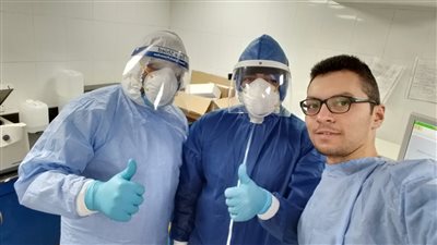 طبيب تحاليل يكشف طرق التعامل مع مريض كورونا (فيديو)