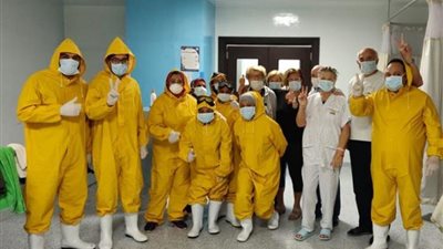 أطباء في رسالة للمصريين: إحنا خط الدفاع الأول ومش هنسيبكم (فيديو)