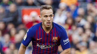 نجم برشلونة يحسم موقفه من الرحيل