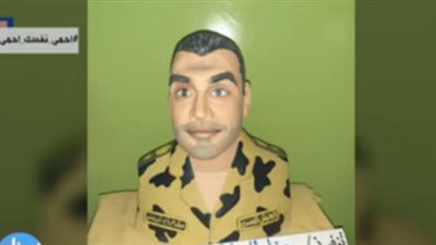 بعد تأثره ببطولاته.. مدرس رسم ينفذ مجسم للشهيد البطل أحمد منسي (فيديو)