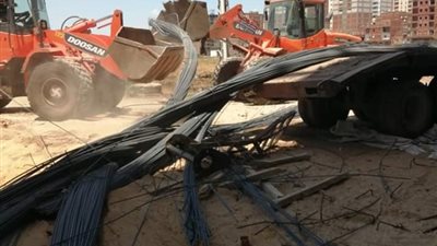 تدمير مواد البناء المستخدمة في تشييد برج مخالف بكفر الشيخ (صور)