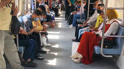التزام المواطنين بالكمامة داخل قطار مترو الأنفاق 