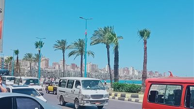 بعد أسبوع من الإغلاق.. إعادة فتح كورنيش الإسكندرية أمام حركة السيارات (صور)