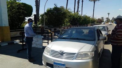 على البوابات.. رئيس مدينة جمصة يتابع التزام المواطنين بارتداء الكمامات (صور)