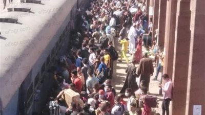 أول رد رسمي على أزمة تكدس ركاب القطارات بالمنيا (صور)