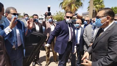 وزير القوى العاملة: كورونا أمر جلل.. وإغلاق المصانع سيؤدي للخسارة (صور)