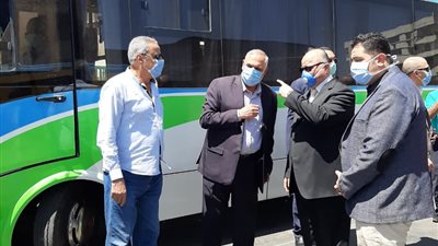 محافظ القاهرة تتابع التزام السائقين بارتداء الكمامة