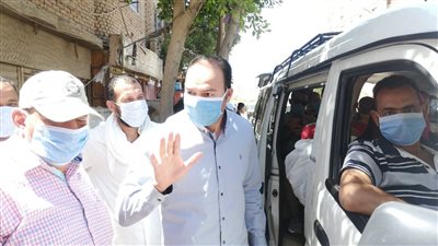 رئيس مدينة أبشواي بالفيوم يتابع مواقف السيارات والبنوك للتأكد من تنفيذ الإجراءات الاحترازية 