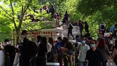 مناوشات بين الشرطة والمحتجين بالقرب من البيت الأبيض